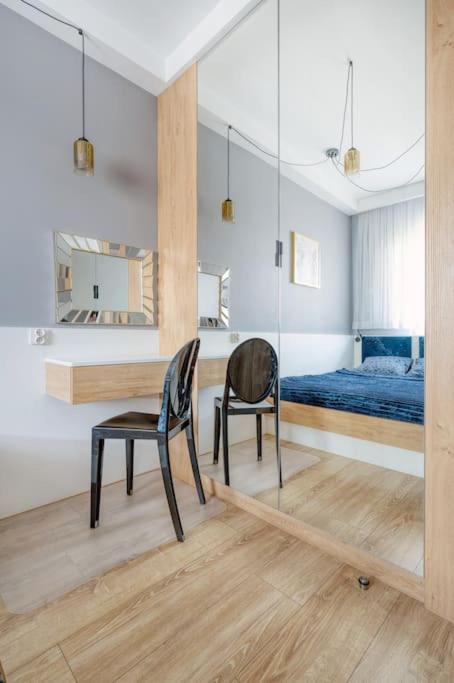- Center - Stylish And Cozy - G147a *